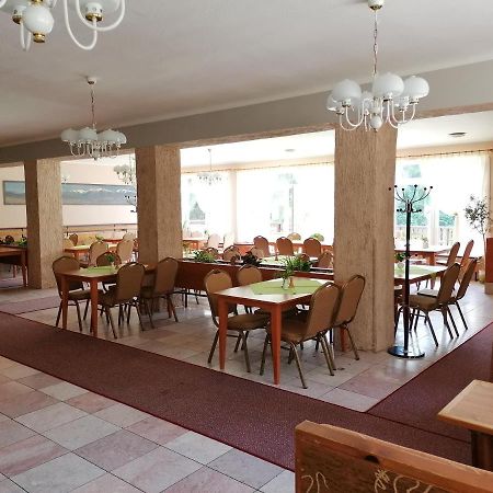 Bungalovy Pri Hoteli Spojar Zsár Kültér fotó